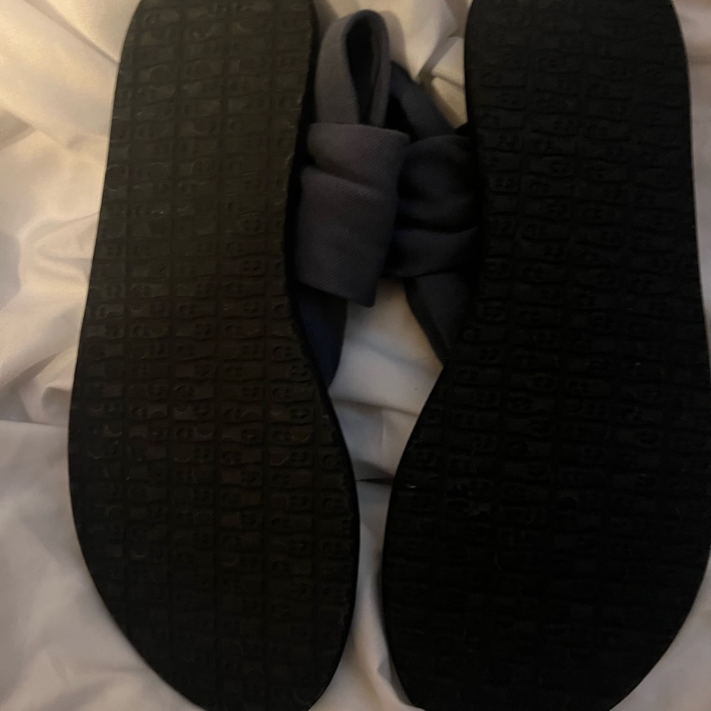 EUC Sanuk shoes. Size 8. - Picture 4 of 6